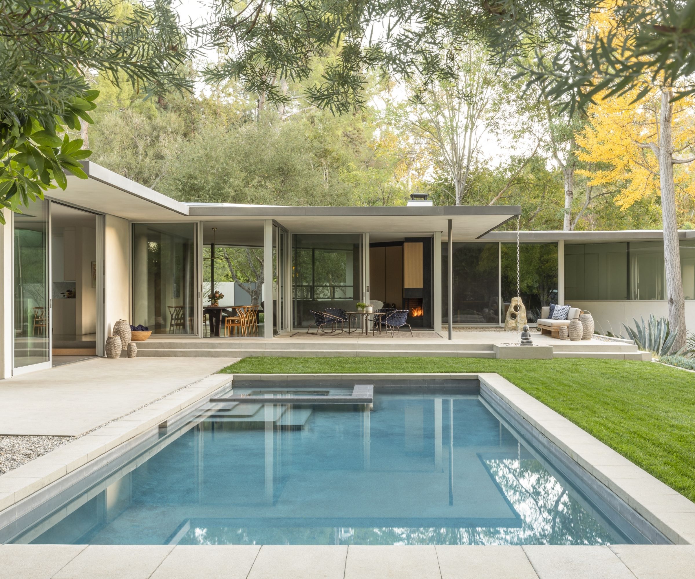 Doublure de piscine en pierre blanche