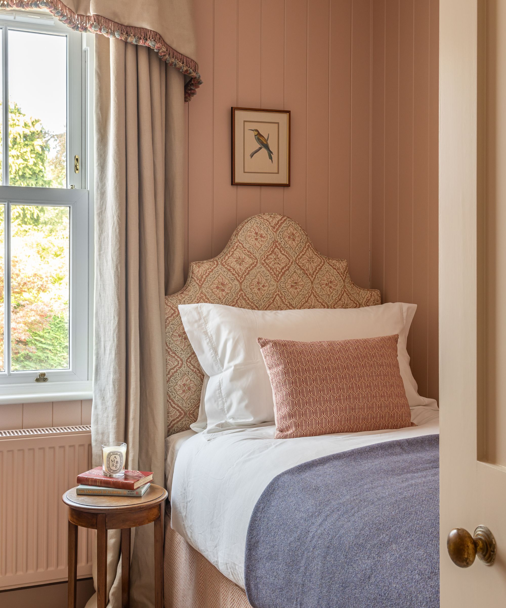 Une chambre simple rose
