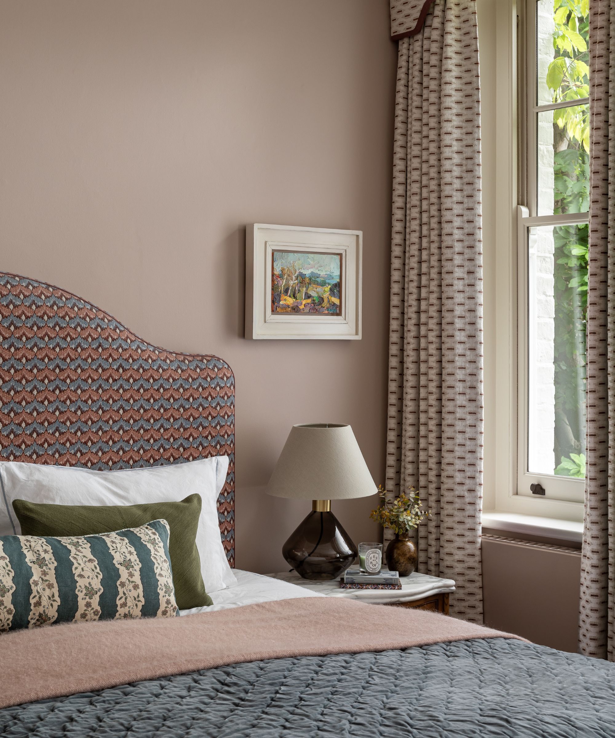 Une chambre avec des murs peints dans du saumon mort, Farrow & Ball