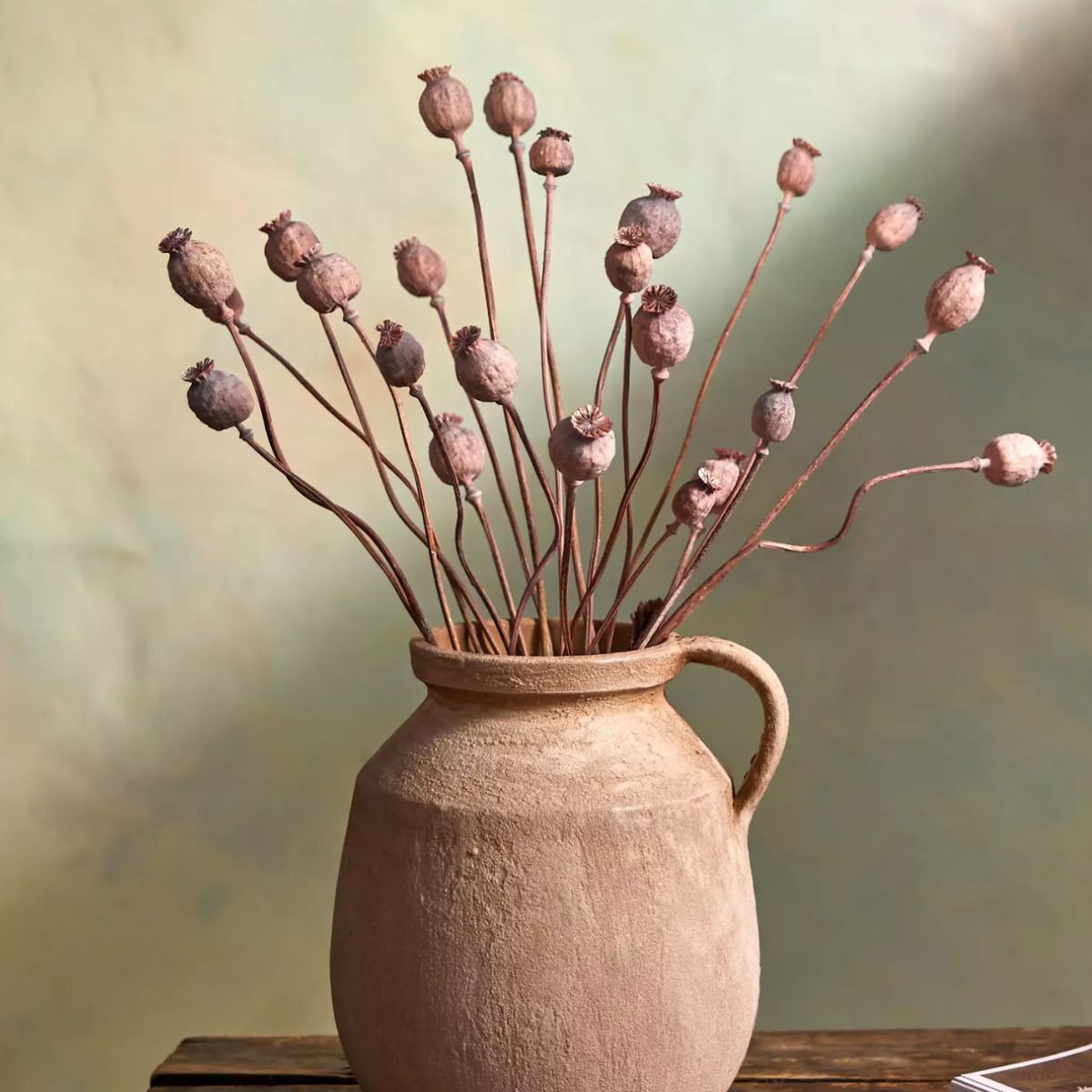 Un vase avec des fleurs séchées 