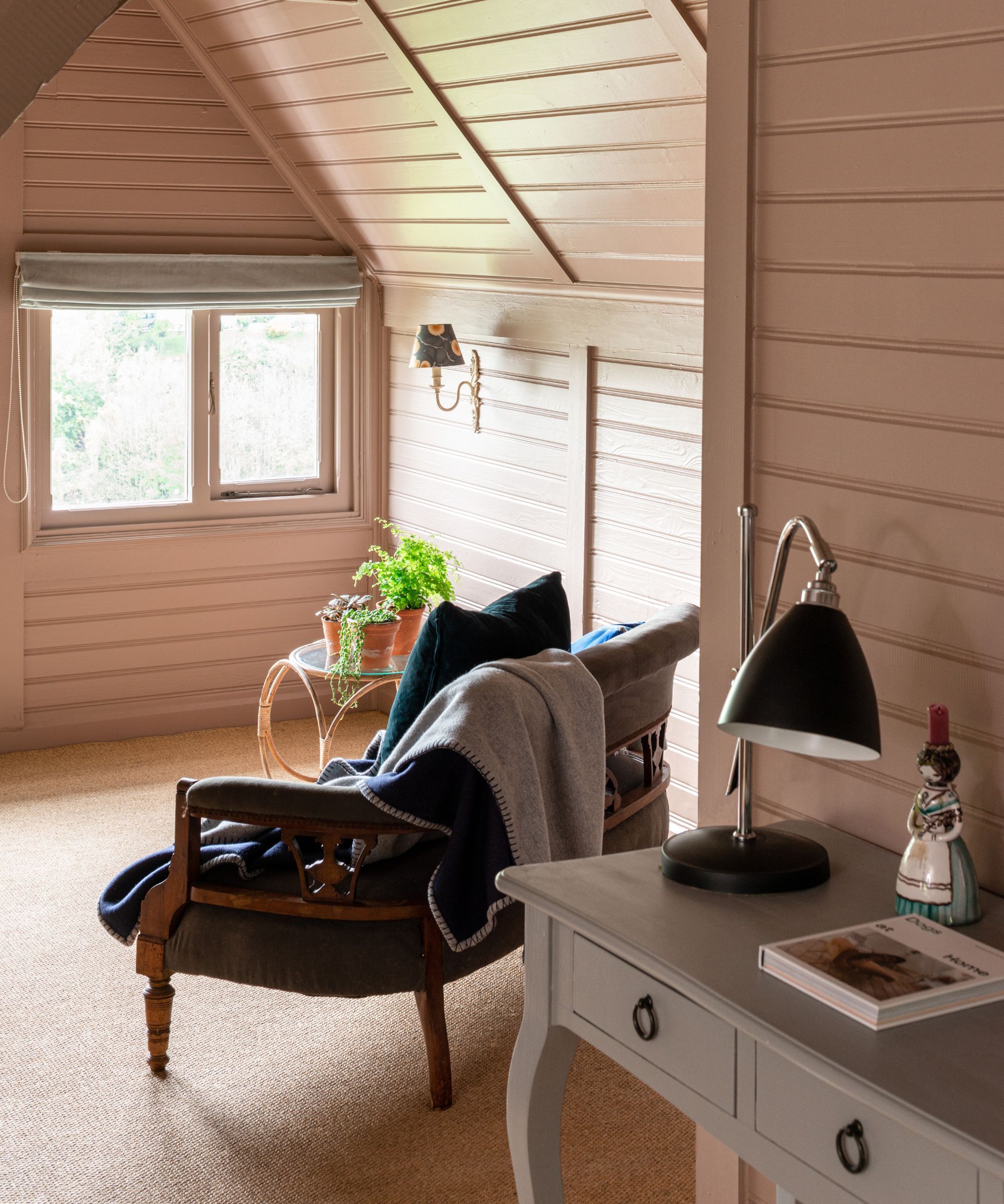 Une salle mezzanine peinte dans du saumon mort par Farrow & Ball