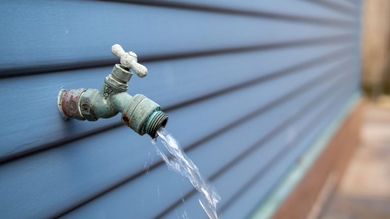 Comment réparer la basse pression d’eau dans un robinet extérieur vous-même – les plombiers experts révèlent les 6 étapes pour réussir à bricoler le correctif water flowing from an outdoor faucet