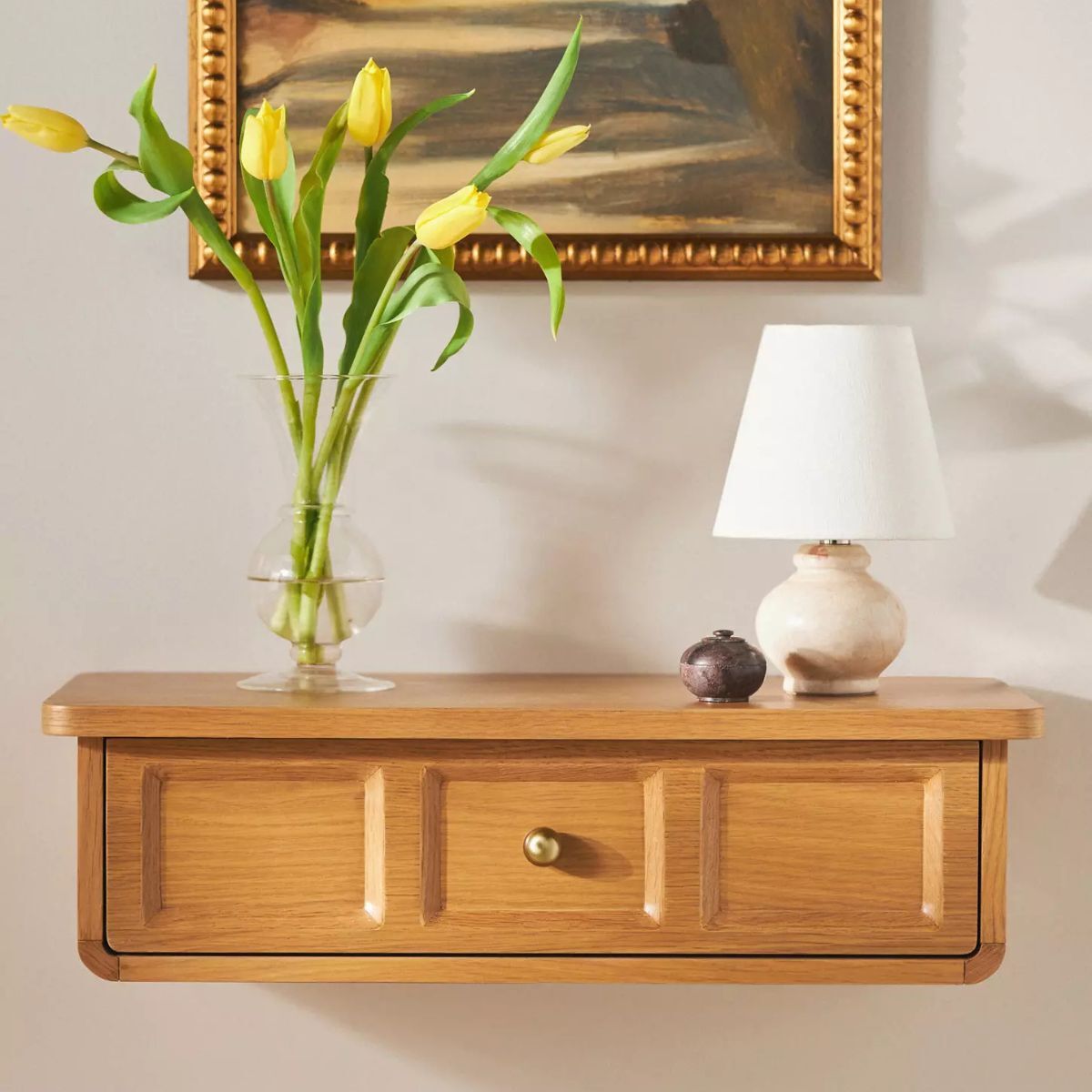 Une petite étagère flottante avec un tiroir