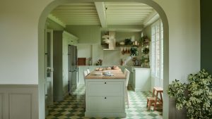 9 cuisines de couleurs qui prouvent que cette tendance de peinture est totalement intemporelle lorsqu’elle est utilisée dans cet espace travailleur light green color-drenched kitchen with tiled floor, kitchen island and arched doorway