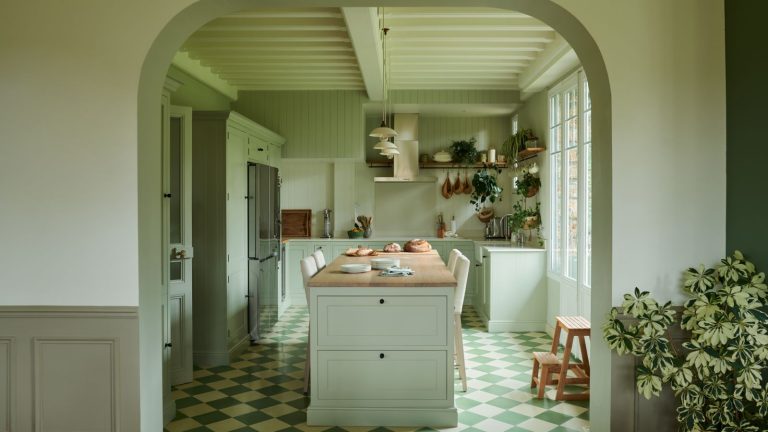 9 cuisines de couleurs qui prouvent que cette tendance de peinture est totalement intemporelle lorsqu’elle est utilisée dans cet espace travailleur light green color-drenched kitchen with tiled floor, kitchen island and arched doorway