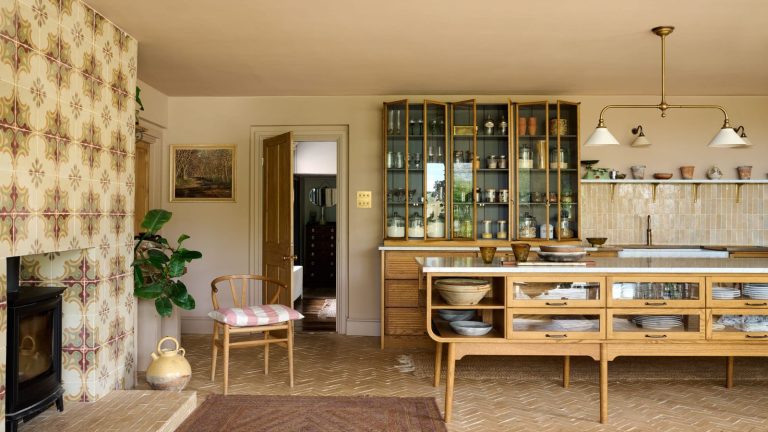La cuisine de cette maison à l’ancienne new équilibre avec expertise une conception de la période et un style unique – et tout cela grâce à un programme d’inspiration méditerranéenne A neutral kitchen by deVOL and Bert & May with warm colors and mediterranea-style tiles