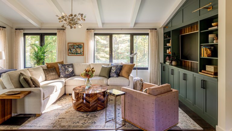 7 erreurs de décoration coûteuses que les concepteurs avertissent que vous devriez toujours éviter cream living room with green built-in shelving