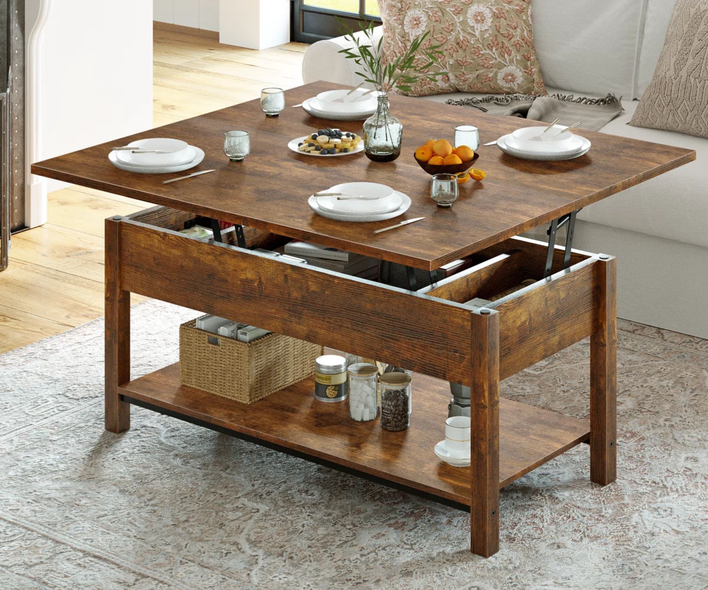 Une table basse en bois s'est repliée dans une table à manger dans un salon.