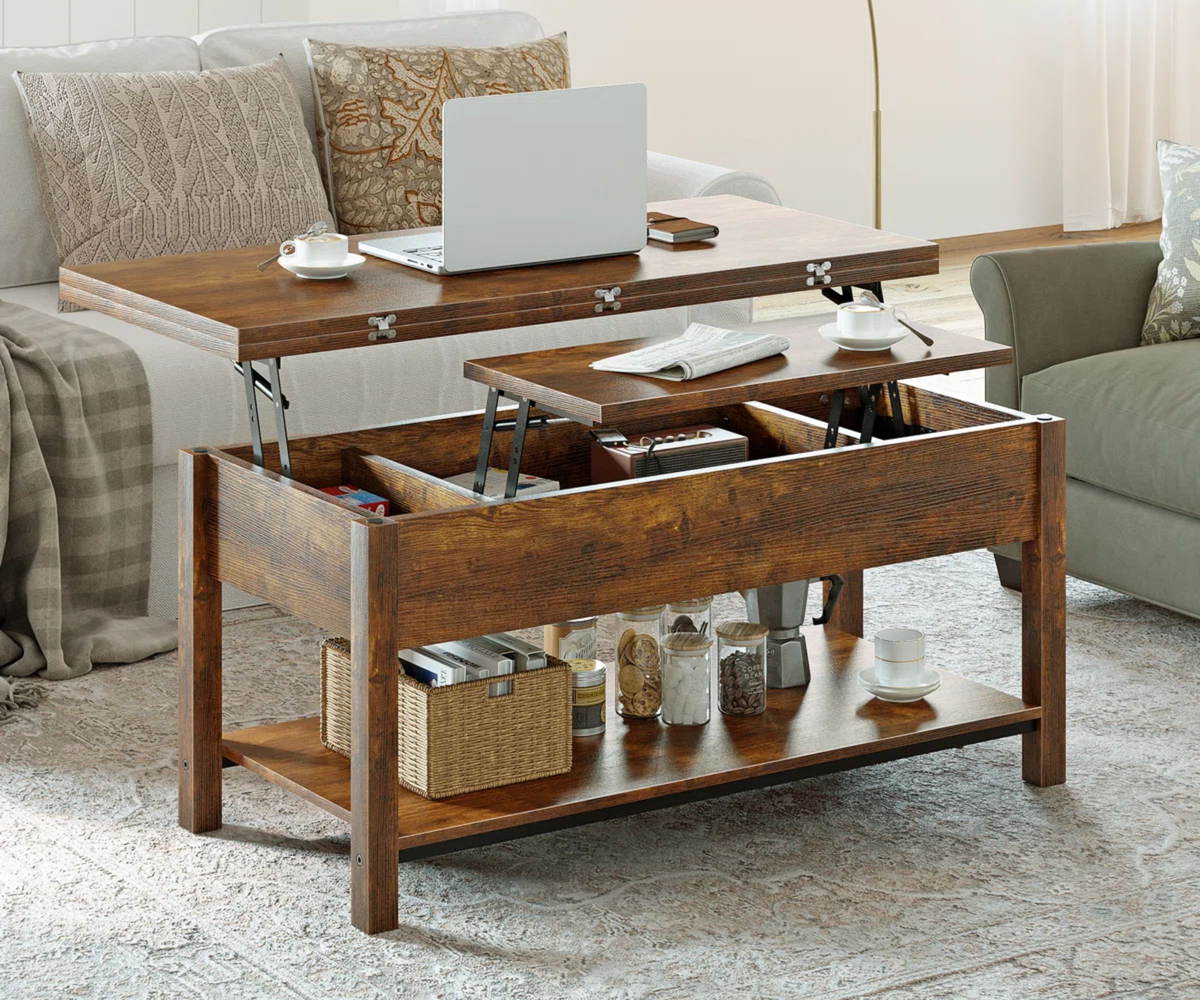Une table basse en bois s'est repliée dans un bureau de canapé dans un salon.