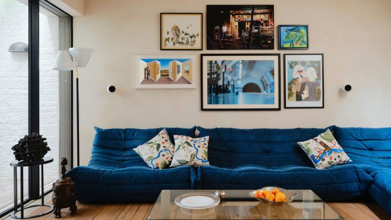 Cette maison de ville victorienne de Londres répertoriée prend la philosophie japonaise de Kintsugi et transforme une propriété étroite et maladroite en maison d’un artiste qui honore son passé mais a un style japandi contemporain Cream living room with gallery wall and blue Togo couch