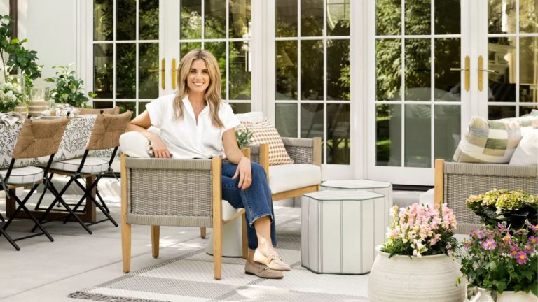La collection en plein air de Shea McGee est discrètement en vente chez Target en ce moment – mais agissent rapidement parce que les actions sont faibles et que les économies sont élevées designer shea mcgee sat on a patio sofa in a garden styled with her studio mcgee for target spring 2025 collection