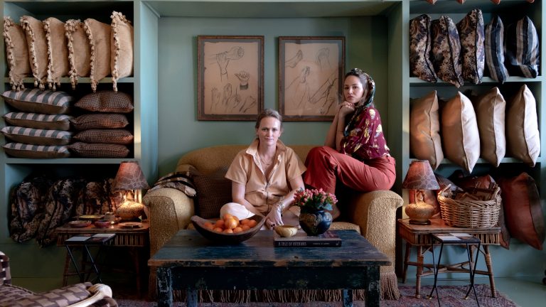 Les designers d’intérieur préférés de Josh Brolin, Pierce & Ward, ont une vente rare en cours ce week-end uniquement – 8 pièces pour rendre votre maison plus chère Emily Ward and Louisa Pierce in their showroom in California