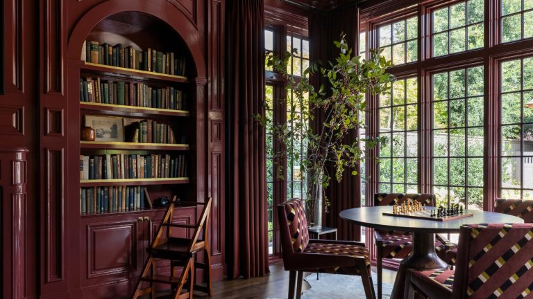 Les tendances des couleurs sur le thème de la nourriture prennent le relais en 2025 – 6 espaces mettant en vedette les palettes les plus délicieuses, du jaune beurre au vert de pistache library room with large windows color-drenched berry red in gloss paint