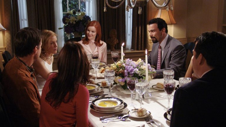 J’ai revu la série télévisée emblématique Desperate Housewives – et ses intérieurs nostalgiques m’ont appris une leçon de design véritablement durable et patrimonial Desperate housewives cast around dining table with candles, flowers and glassware