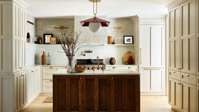 8 décisions de conception de la cuisine à prendre maintenant qui pourraient augmenter la valeur de votre maison plus tard, selon des designers d’intérieur modern rustic kitchen with wooden island, warm neutral cabinets and walls