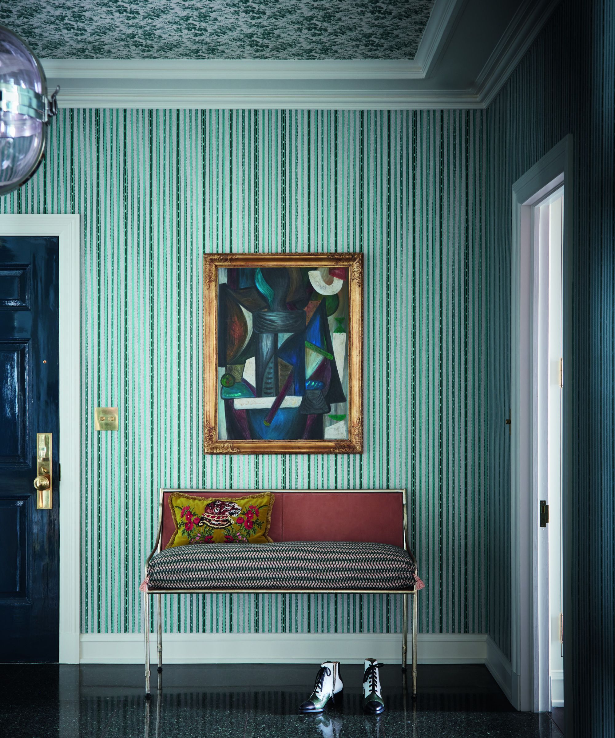 Couloir avec plafond pespaper