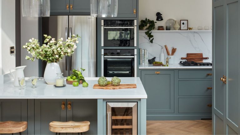 J’ai arrêté d’utiliser la pellicule plastique il y a des années – ces alternatives en silicone me font économiser de l’argent, protéger ma santé et réduire les déchets MIX Diamond Knurled Cabinet Knob with Backplate on duckegg blue kitchen cabinets