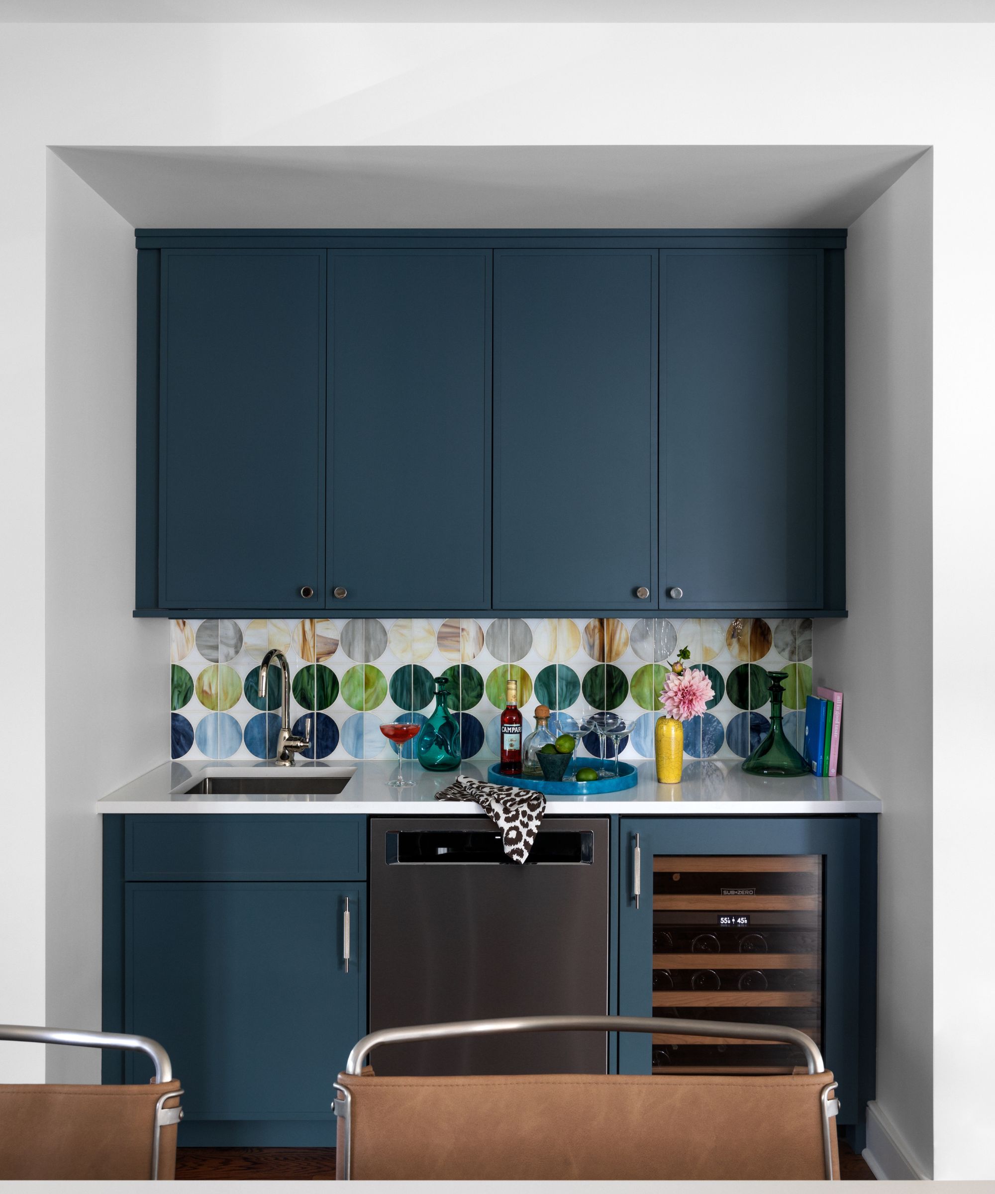 Bar à domicile bleu avec carreaux circulaires colorés et réfrigérateur à vin intégré