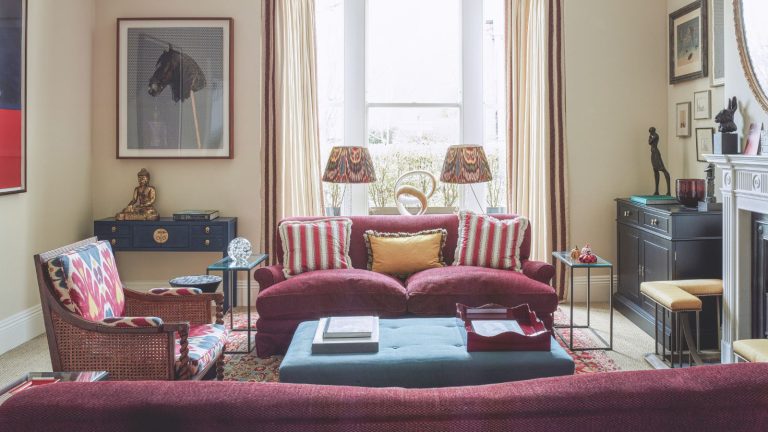 7 Citations transformatrices pour inspirer les séances de désenludité réussies – vous bannirez le stress et rationaliserez facilement A Victorian living room with red sofas and floral decor for spring