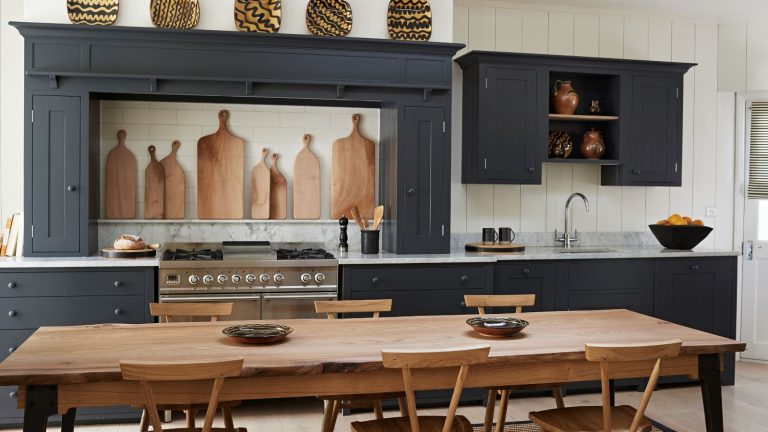 Cet incontournable de 4 $ de garde-manger naturel coupe facilement la graisse de capuche de cuisine têtu – les experts en nettoyage révèlent le dangereux danger qu’il évitera Black and white kitchen with wooden rectangle dining table and chairs