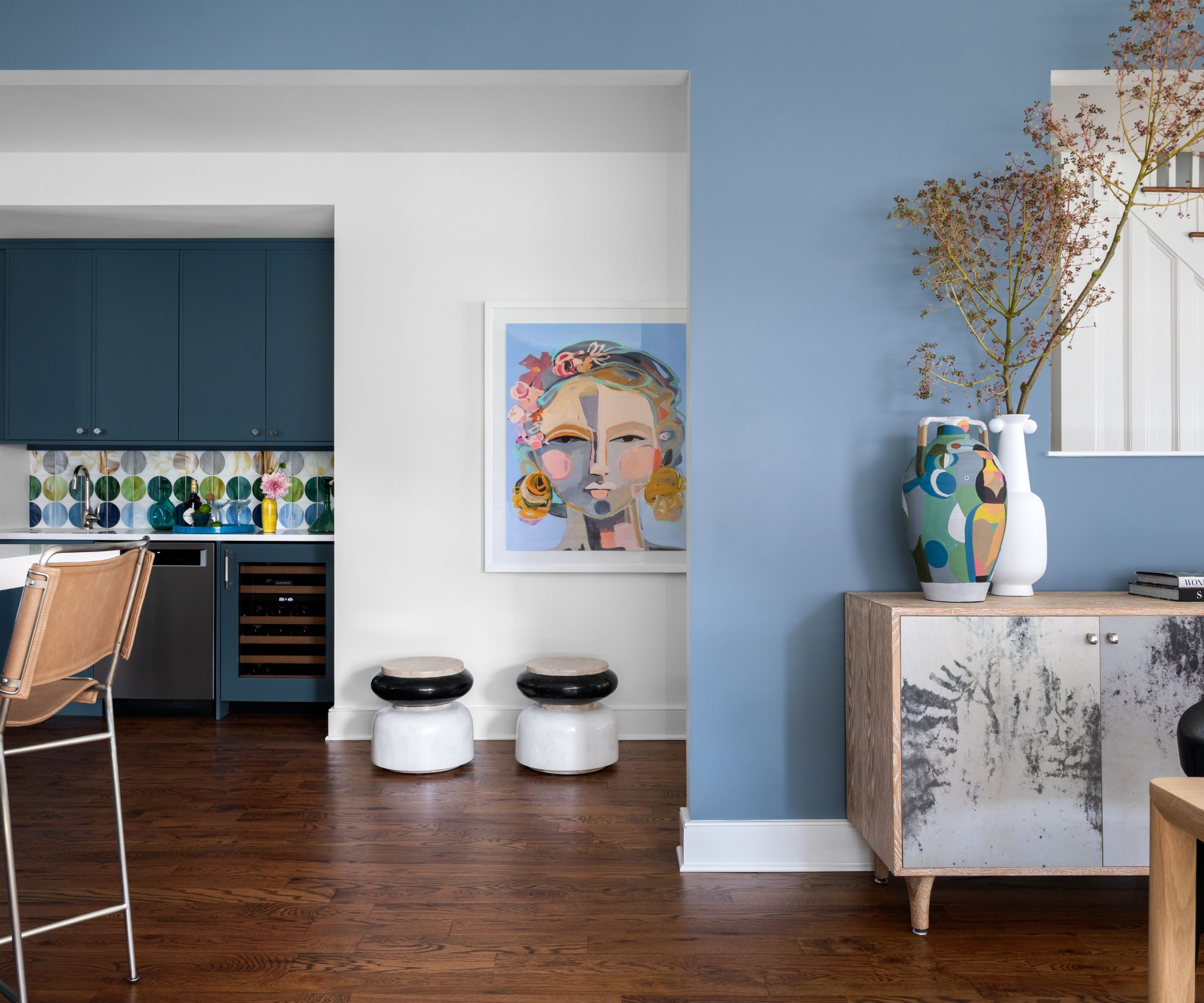 Salle ouverte de chambre pâle reliant une cuisine, une salle à manger et un bar à domicile