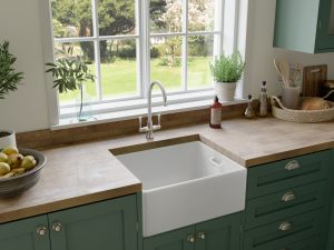 Comment nettoyer un évier de cuisine – et le faire scintiller How to clean a kitchen sink – sink, wood countertops and green cabinets