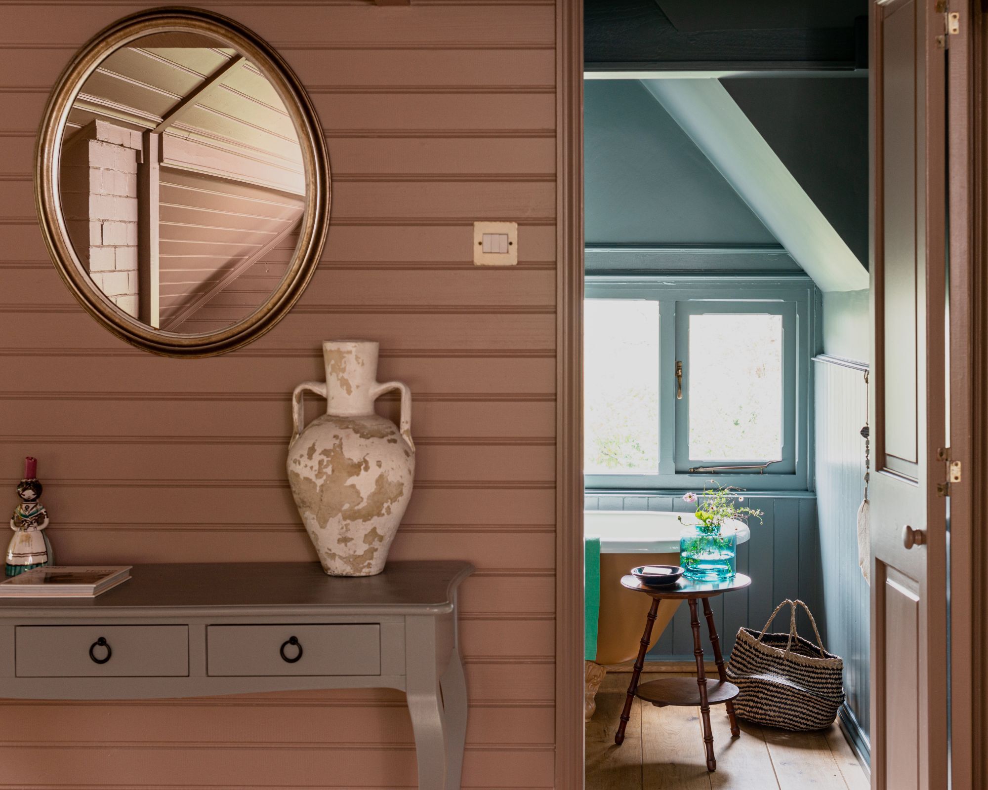 Des murs lambrissés peints dans du saumon mort par Farrow & Ball