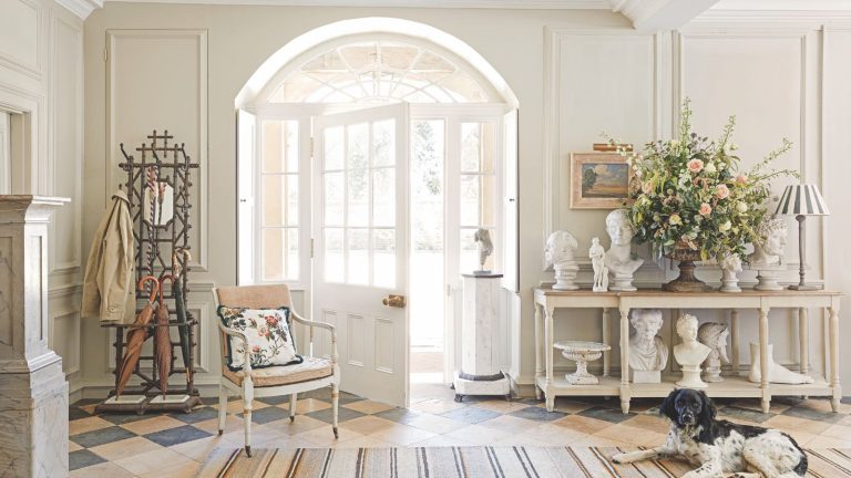 Qu’est-ce que la patine? Tout ce que vous devez savoir sur ce look vintage et âgé, selon les concepteurs et les experts en antiquités A traditional entryway painted white with a collection of patinated antique and vintage items displayed