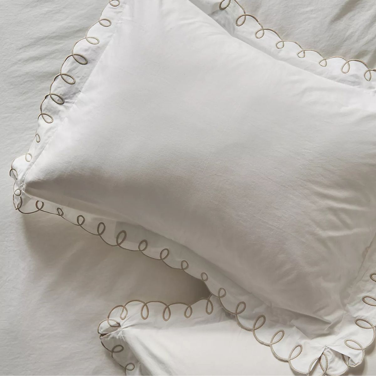 Oreiller blanc avec garniture neutre