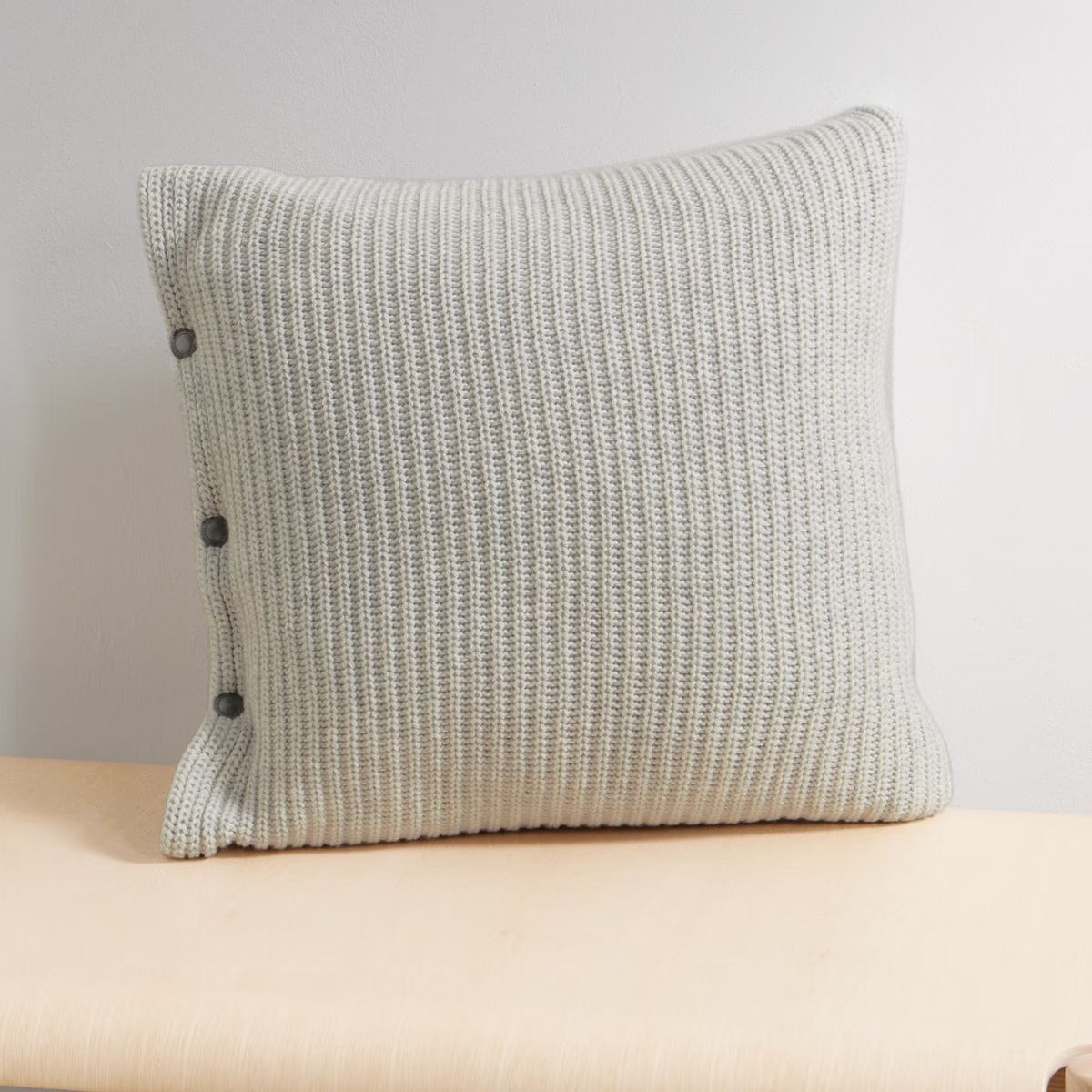 Un coussin en cachemire gris