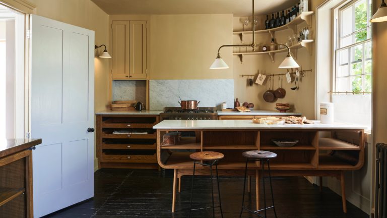 Pouvez-vous ajouter une île à une cuisine existante? Les designers d’intérieur révèlent ce qui est possible Yellow kitchen with freestanding units, hanging rails, stools, white countertops and island