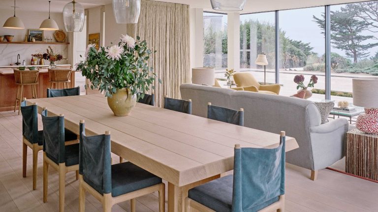 Les intérieurs de cette maison en bord de mer ont été inspirés par le paysage extrême qui l’entoure – c’est une leçon sur la façon de faire de la côte mais pas du cliché Open plan kitchen diner and living room with large windows