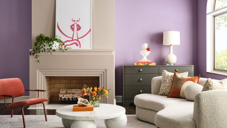 6 Designers d’intérieur sur la façon dont ils utiliseraient Sherwin-Williams «la plus impopulaire de couleur – une« relique pastel erronée »ou« romantique et apaisante »? A modern sitting room with bright purple walls