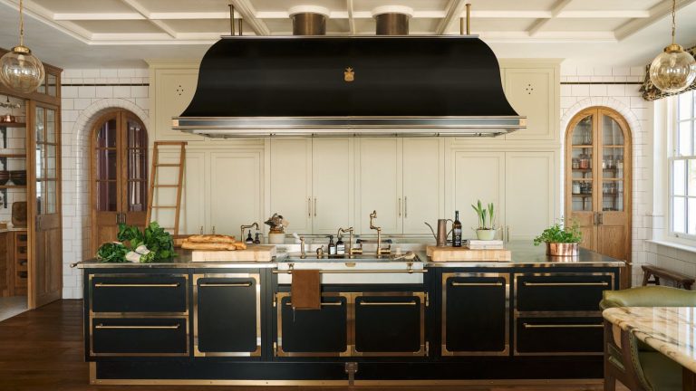 Ce savon « magique » non toxique de 11 $ nettoie tout – il est biodégradable, fonctionne très bien dans les zones d’eau dure et dure des années Large black and cream kitchen with vintage touches. Its cabinets have brass borders, and the large black extractor hood above the island is an eye-catching and unusual focal point that makes this kitchen feel very grand
