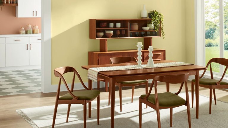 La couleur du mois de Sherwin-Williams est une vision plus froide du jaune beurre – la limonade glacée est l’équilibre parfait de doux mais sophistiqué A modern yellow dining room