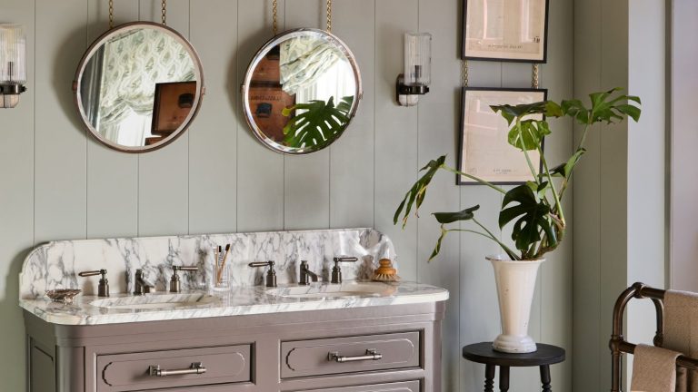 Ce nettoyeur de verre et de miroir non toxique de 4 $ offre une surface sans séquence à chaque fois, sans produits chimiques durs Sage green paneled bathroom with cream and gray veined marble double vanity. There are two round mirrors hanging from chains above each sink and vintage wall lamps