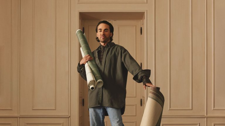 La dernière collaboration de Lulu & Georgia avec Jake Arnold me confirme seulement que les neutres chauds sont le meilleur moyen de créer des intérieurs intemporels – ce sont les pièces clés que j’ajoute à mon panier Jake Arnold posing with wallpaper and rugs from his latest collection with Lulu and Georgia
