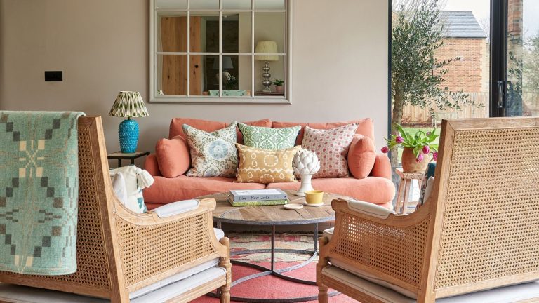 Avez-vous entendu parler de la pierre de Portland de Little Greene? Les designers britanniques jurent que c’est la peinture neutre parfaite et elle est discrètement lancée aux États-Unis avec des critiques élogieuses A neutral sitting room with orange sofa