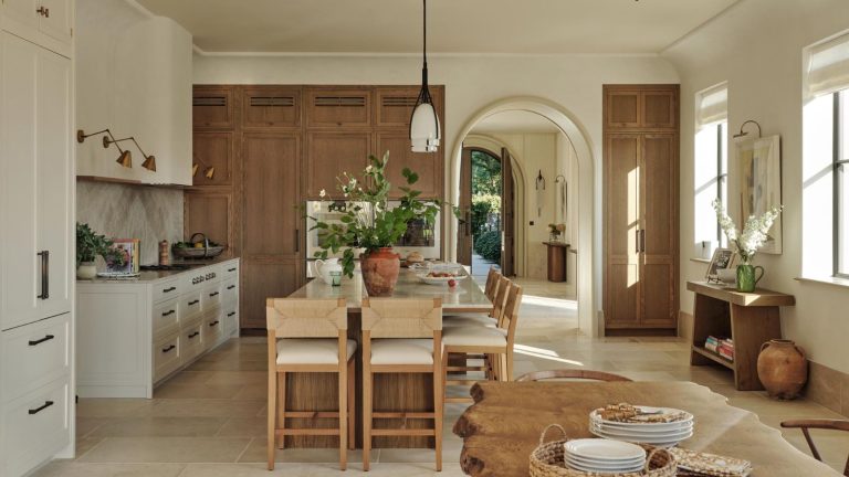 L’extérieur donne à Uber Modern, mais les intérieurs sont tout au sujet du charme de pays – voici comment les concepteurs ont transformé une nouvelle version en une maison qui a l’impression d’avoir une histoire Rustic wood and wood kitchen with a large kitchen island with seating