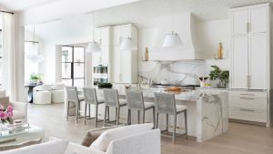 J’ai demandé à un architecte d’intérieur ce que vous devez faire dans une rénovation de cuisine pour vous assurer de l’aimer pour toujours – leur réponse était étonnamment simple A white kitchen with marble counters and a layered lighting scheme