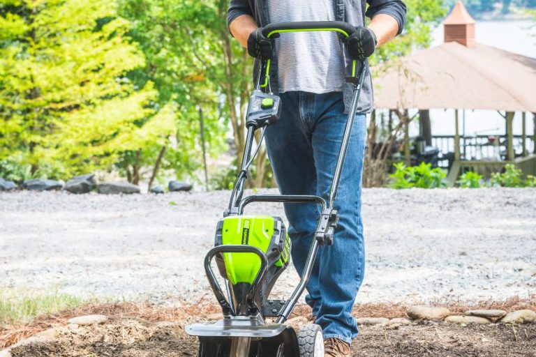Cette barre Greenworks alimentée par batterie est parfaite pour votre jardin à domicile – malgré quelques bizarreries Man pushing GreenWorks tiller in garden bed