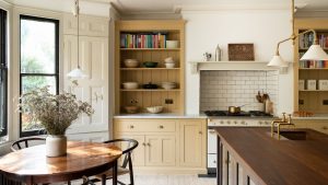 Avez-vous entendu parler de la méthode de la cuisine tri-couleur? Les concepteurs disent que c’est un moyen garanti de créer un schéma plus intéressant visuellement kitchen with butter yellow cabinets