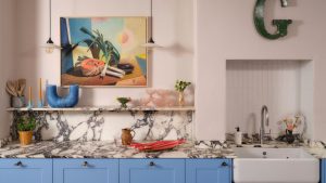 Le designer a totalement transformé cette cuisine avec une combinaison de couleurs inattendue et une technique de décoration controversée A colorful kitchen with blue cabinets and pink walls