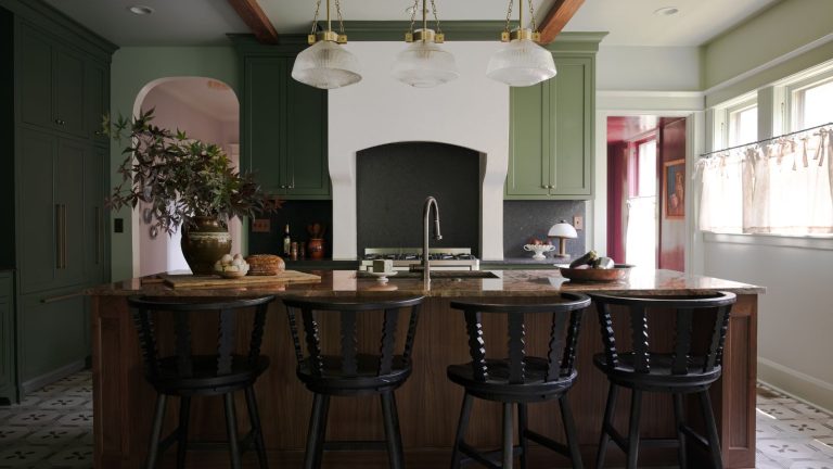 Les cuisines d’artisan sont l’antithèse de l’ennui et des fade – et les concepteurs disent que c’est le style sous-estimé pour savoir si vous voulez créer un espace de caractère A Craftsman kitchen with dark green cabinets, light green walls, and a wooden island
