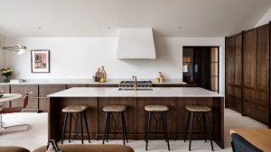 5 choses que vous ne verrez pas dans une cuisine de luxe en 2025 et au-delà, selon des designers d’intérieur A wood and white kitchen