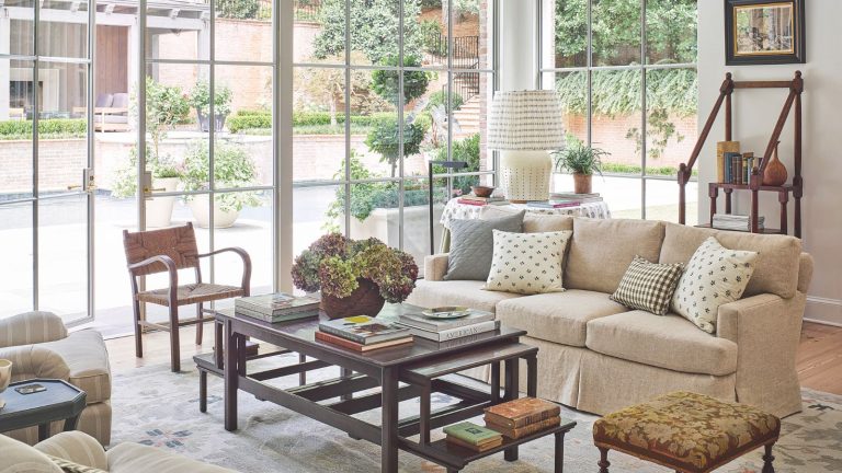 « Il n’y a pas de plaisir dans tout ce qui semble parfait » – comment une maison d’Atlanta des années 1990 a trouvé son personnage Living room with large windows and vintage furniture