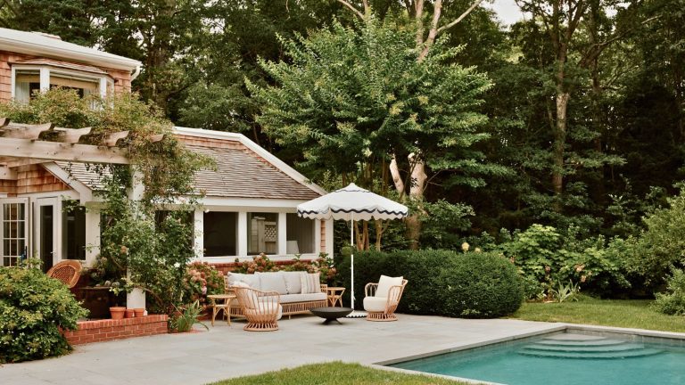 Les propriétaires de ce chalet de style hamptons de style galets voulaient une « maison qui se sentait héritée plutôt qu’installée » – voici comment le designer a obtenu le look vivant parfait cottage backyard with pool and parasol