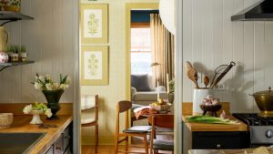 J’ai demandé aux concepteurs de partager leurs projets de cuisine de bricolage les plus réussis – ce sont les 8 façons dont ils ont recommandé de se rafraîchir sans remodeler rustic kitchen with doorway leading into pale yellow dining room