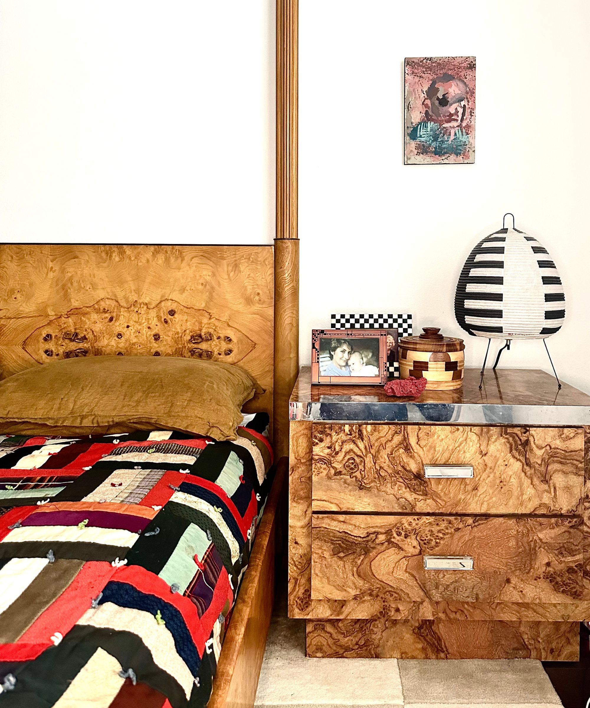 Courtepointe de patchwork vintage sur un lit de bois de bavures