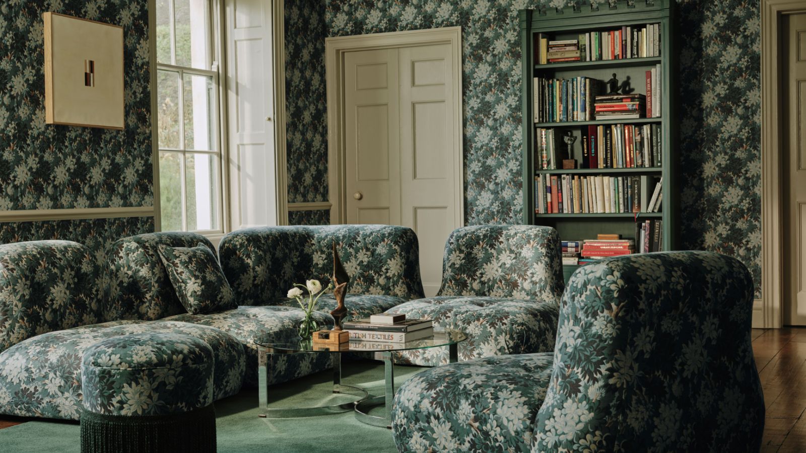 Fond d'écran vert imprimé avec ensemble de canapés assorti et table basse et étagère verte